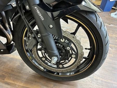 カワサキ ニンジャ 400 ニンジャ400 比較的大きなタンクとシャープな走りで街乗り・ツーリング共に活躍するミドルク 23