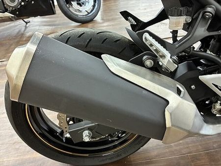カワサキ ニンジャ 400 ニンジャ400 比較的大きなタンクとシャープな走りで街乗り・ツーリング共に活躍するミドルク 8