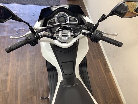 ホンダ PCX125 PCX LEDライト搭載のJF56型!安定感ある乗り味と燃費の良さに定評あるロングセラー! 7