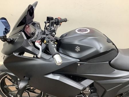スズキ ジクサー SF250 ジクサー250SF 軽く扱いやすい車体と油冷エンジンがアイデンティティです!安心の政府認証 18