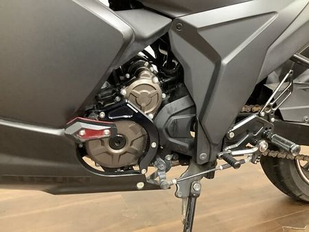 スズキ ジクサー SF250 ジクサー250SF 軽く扱いやすい車体と油冷エンジンがアイデンティティです!安心の政府認証 24