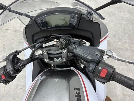 カワサキ ニンジャ 400R ニンジャ400R フルノーマル・2013年モデル スチールフレームの信頼性、パワフルな並列 24
