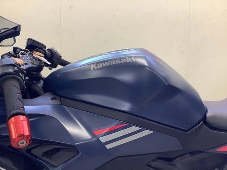 カワサキ ZX-25R ZX-25R SE シックなカラーリングの中に派手な差し色が目を惹く2022年モデル!ビー 20