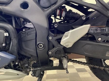 カワサキ ZX-25R ZX-25R SE シックなカラーリングの中に派手な差し色が目を惹く2022年モデル!ビー 25