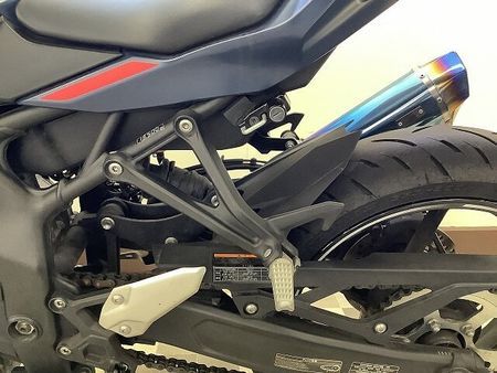 カワサキ ZX-25R ZX-25R SE シックなカラーリングの中に派手な差し色が目を惹く2022年モデル!ビー 26