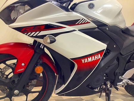 ヤマハ YZF-R3 YZF-R3【マルチバー・USB1口装備・乗りやすく扱いやすいコンパクトな車体】 16