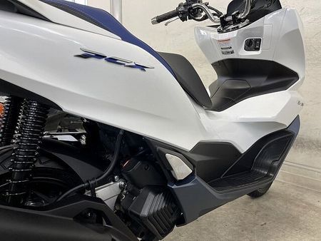 ホンダ PCX125 PCX125-4ハイブリッド 静かに、鋭く。次世代の走りはハイブリッドにあり!バックレスト 14