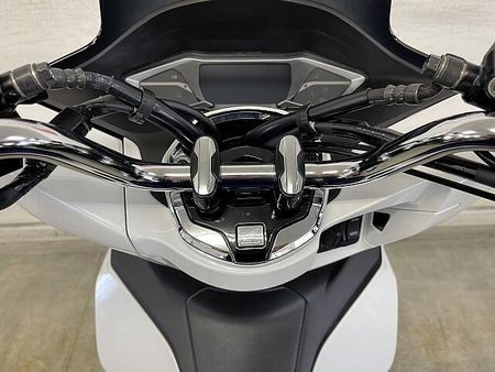 ホンダ PCX125 PCX125-4ハイブリッド 静かに、鋭く。次世代の走りはハイブリッドにあり!バックレスト 20