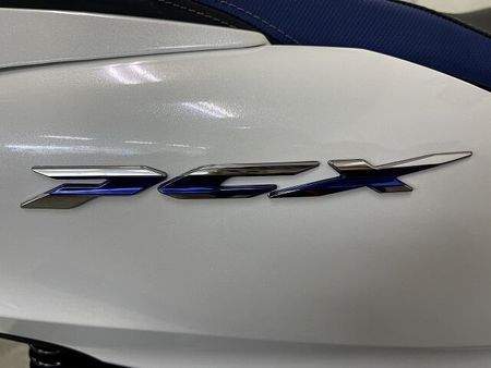 ホンダ PCX125 PCX125-4ハイブリッド 静かに、鋭く。次世代の走りはハイブリッドにあり!バックレスト 9