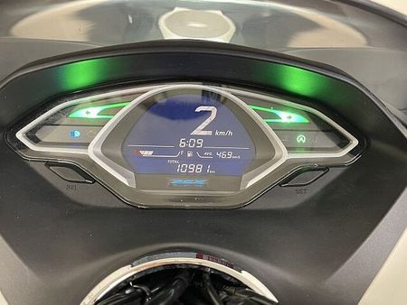 ホンダ PCX125 PCX125-3 スマートキー採用の先進感溢れる次世代スクーターはカスタム光る一台です☆ 5