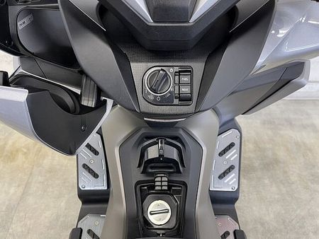 ホンダ フォルツァ(MF06) フォルツァ-5 「力強さ」、「オシャレさ」、「快適さ」、数多の顔を見せてくれる新世代ビッグ 20