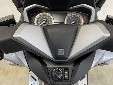 ホンダ フォルツァ(MF06) フォルツァ-5 「力強さ」、「オシャレさ」、「快適さ」、数多の顔を見せてくれる新世代ビッグ 24