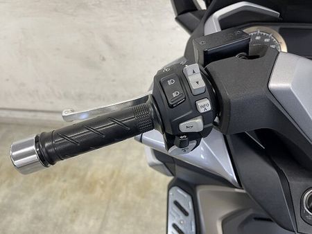 ホンダ フォルツァ(MF06) フォルツァ-5 「力強さ」、「オシャレさ」、「快適さ」、数多の顔を見せてくれる新世代ビッグ 25