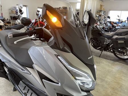 ホンダ フォルツァ(MF06) フォルツァ-5 「力強さ」、「オシャレさ」、「快適さ」、数多の顔を見せてくれる新世代ビッグ 32