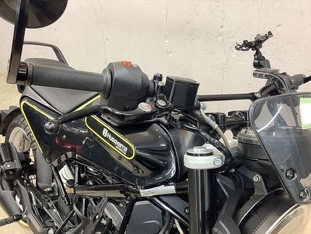 ハスクバーナ SVARTPILEN 401 スヴァルトピレン401 メーターバイザー バーエンドミラー エンジンスライダー ドリンクホ 13