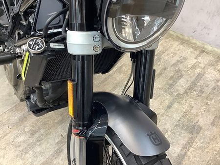 ハスクバーナ SVARTPILEN 401 スヴァルトピレン401 メーターバイザー バーエンドミラー エンジンスライダー ドリンクホ 16