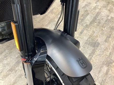 ハスクバーナ SVARTPILEN 401 スヴァルトピレン401 メーターバイザー バーエンドミラー エンジンスライダー ドリンクホ 17