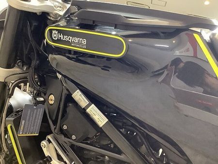ハスクバーナ SVARTPILEN 401 スヴァルトピレン401 メーターバイザー バーエンドミラー エンジンスライダー ドリンクホ 29