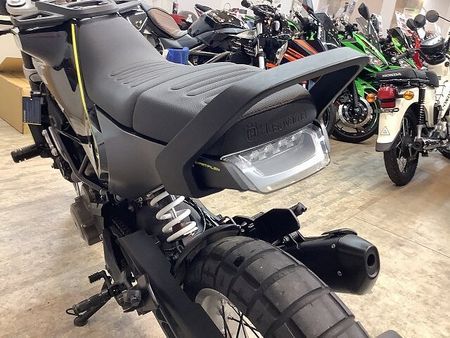 ハスクバーナ SVARTPILEN 401 スヴァルトピレン401 メーターバイザー バーエンドミラー エンジンスライダー ドリンクホ 38