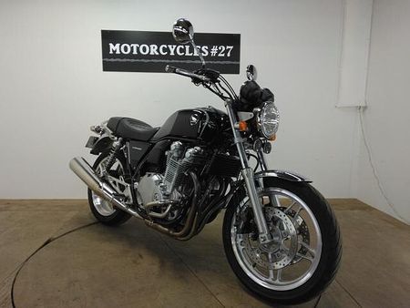ホンダ CB1100 タンク左側に小さなエクボがありますが全体的に綺麗です。受注期間限定のスペシャルエディション 1