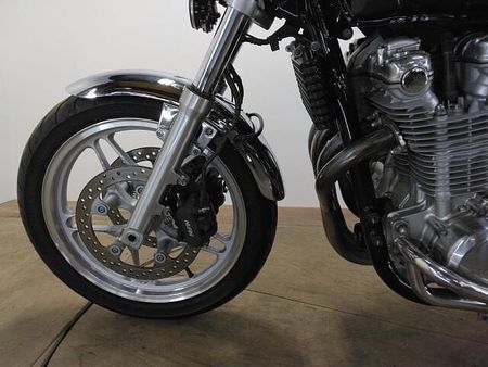 ホンダ CB1100 タンク左側に小さなエクボがありますが全体的に綺麗です。受注期間限定のスペシャルエディション 14