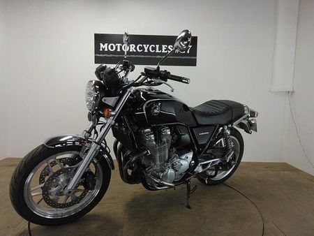 ホンダ CB1100 タンク左側に小さなエクボがありますが全体的に綺麗です。受注期間限定のスペシャルエディション 2