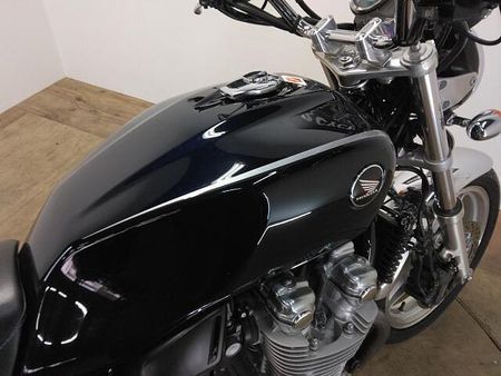 ホンダ CB1100 タンク左側に小さなエクボがありますが全体的に綺麗です。受注期間限定のスペシャルエディション 24