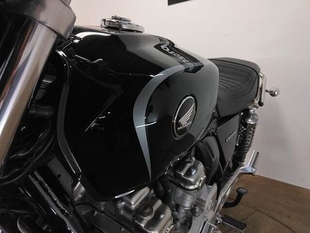 ホンダ CB1100 タンク左側に小さなエクボがありますが全体的に綺麗です。受注期間限定のスペシャルエディション 26