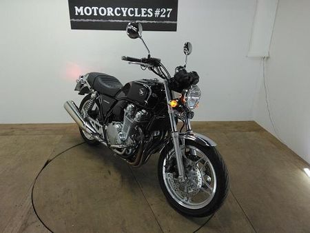 ホンダ CB1100 タンク左側に小さなエクボがありますが全体的に綺麗です。受注期間限定のスペシャルエディション 34