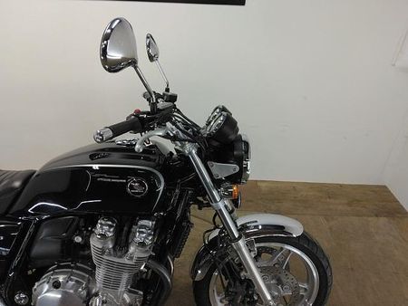 ホンダ CB1100 タンク左側に小さなエクボがありますが全体的に綺麗です。受注期間限定のスペシャルエディション 5