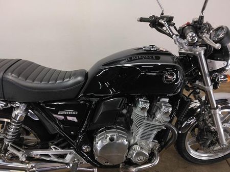 ホンダ CB1100 タンク左側に小さなエクボがありますが全体的に綺麗です。受注期間限定のスペシャルエディション 6