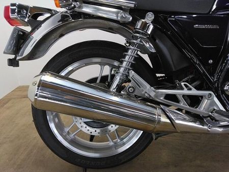 ホンダ CB1100 タンク左側に小さなエクボがありますが全体的に綺麗です。受注期間限定のスペシャルエディション 10