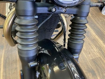 トライアンフ BONNEVILLE BOBBER BLACK ボンネビルボバー ☆エンジンガード付き☆ 32