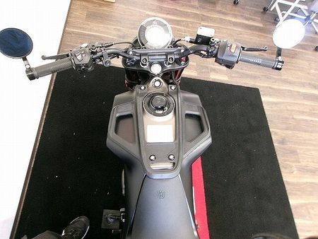 ハスクバーナ SVARTPILEN 401 SVARTPILEN 401 ヘッドライトカバー付/バーエンドミラーカスタム 17