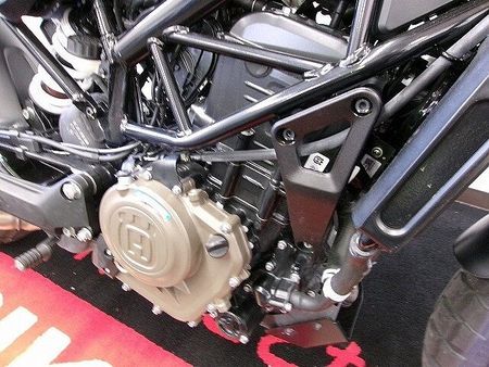 ハスクバーナ SVARTPILEN 401 SVARTPILEN 401 ヘッドライトカバー付/バーエンドミラーカスタム 29