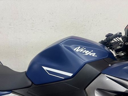 カワサキ ニンジャ 400 NINJA400 2022年モデル スペアキーありマルチバー、USBポート装備スクリーン、 24