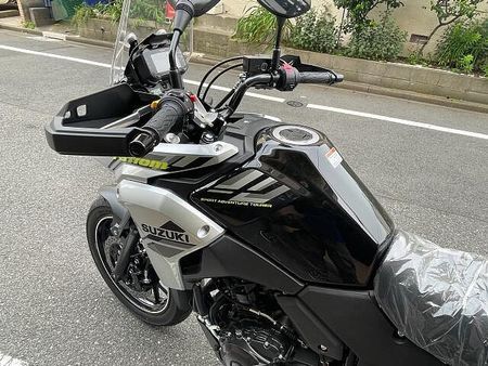 スズキ Vストローム250 大柄な車体でタフなエンジンを搭載のV-ストローム250ABSの入荷です! 11