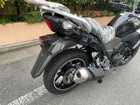 スズキ Vストローム250 大柄な車体でタフなエンジンを搭載のV-ストローム250ABSの入荷です! 16