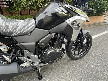 スズキ Vストローム250 大柄な車体でタフなエンジンを搭載のV-ストローム250ABSの入荷です! 19