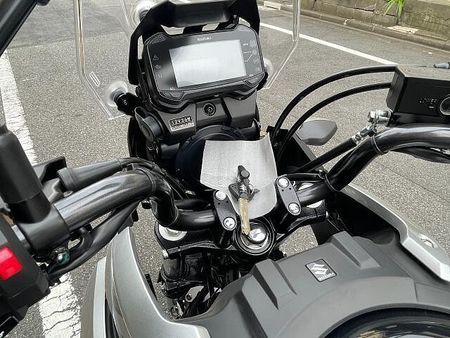 スズキ Vストローム250 大柄な車体でタフなエンジンを搭載のV-ストローム250ABSの入荷です! 21