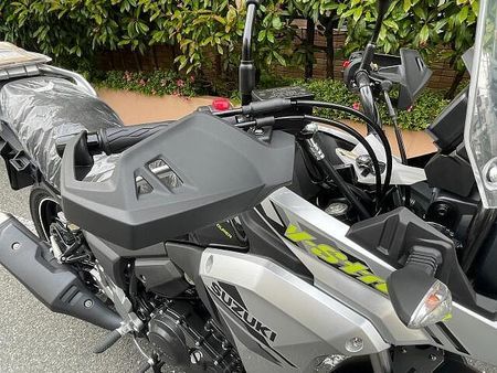 スズキ Vストローム250 大柄な車体でタフなエンジンを搭載のV-ストローム250ABSの入荷です! 25