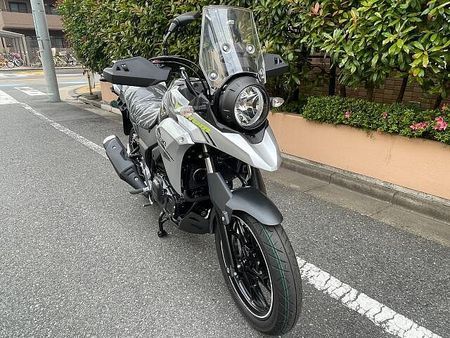 スズキ Vストローム250 大柄な車体でタフなエンジンを搭載のV-ストローム250ABSの入荷です! 5