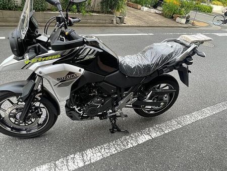 スズキ Vストローム250 大柄な車体でタフなエンジンを搭載のV-ストローム250ABSの入荷です! 10