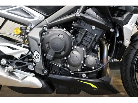 トライアンフ STREET TRIPLE RS メールでお問合せの際は、ronajapan@gmail.com までお気軽にどうぞ! 29