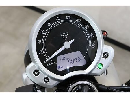 トライアンフ STREET TWIN メールでお問い合わせの際は、ronajapan.shiki@gmail.com まで! 24