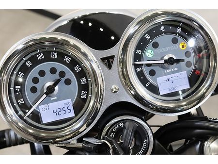 トライアンフ BONNEVILLE T100 メールでお問い合わせの際は、ronajapan.shiki@gmail.com まで! 24