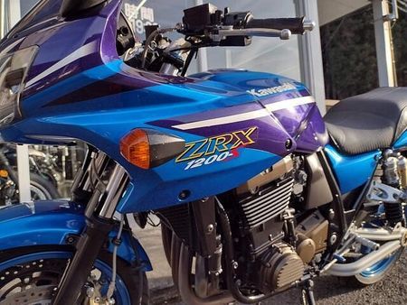 カワサキ ZRX1200S まずはお気軽にお問い合わせください! 9
