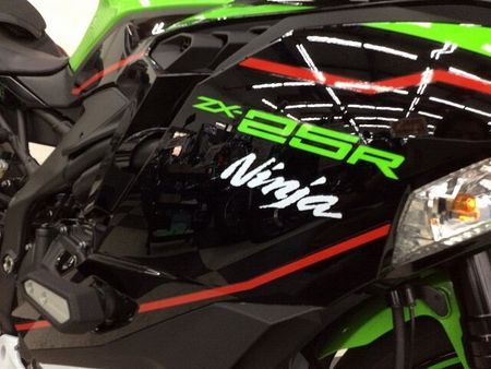 カワサキ ZX-25R NINJA ZX-25R SE【フルカウル4気筒・クイックシフター・USB電源】 24