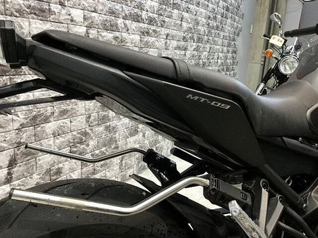 ヤマハ MT-09 【マル得車輛】MT-09 サイドバッグサポート エンジンガード 赤キー有り!! 21