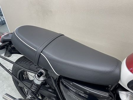 トライアンフ BONNEVILLE T100 ボンネビルT100 2023年モデル 左右バックサポート装備 19